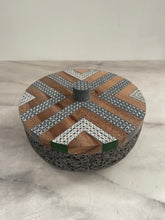 Cargar imagen en el visor de la galería, Tortillero De Piedra Volcánica Con Tapa de Madera de Parota Pintada a Mano - Tlahuanoni (Modelo A)