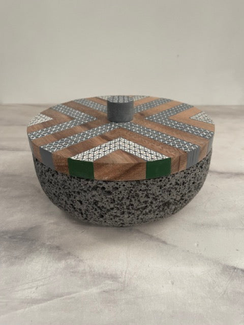 Tortillero De Piedra Volcánica Con Tapa de Madera de Parota Pintada a Mano - Tlahuanoni (Modelo A)