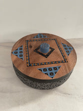 Cargar imagen en el visor de la galería, Tortillero De Piedra Volcánica Con Tapa de Madera de Parota Pintada a Mano - Tlahuanoni (Modelo B)
