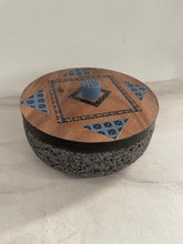 Cargar imagen en el visor de la galería, Tortillero De Piedra Volcánica Con Tapa de Madera de Parota Pintada a Mano - Tlahuanoni (Modelo B)