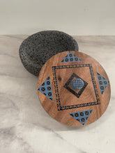 Cargar imagen en el visor de la galería, Tortillero De Piedra Volcánica Con Tapa de Madera de Parota Pintada a Mano - Tlahuanoni (Modelo B)