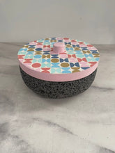 Cargar imagen en el visor de la galería, Tortillero De Piedra Volcánica Con Tapa de Madera de Parota Pintada a Mano - Tlahuanoni (Modelo C)