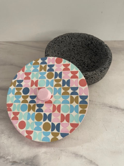 Tortillero De Piedra Volcánica Con Tapa de Madera de Parota Pintada a Mano - Tlahuanoni (Modelo C)