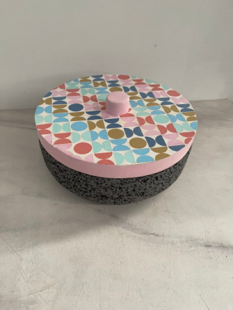 Tortillero De Piedra Volcánica Con Tapa de Madera de Parota Pintada a Mano - Tlahuanoni (Modelo C)