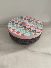 Cargar imagen en el visor de la galería, Tortillero De Piedra Volcánica Con Tapa de Madera de Parota Pintada a Mano - Tlahuanoni (Modelo C)
