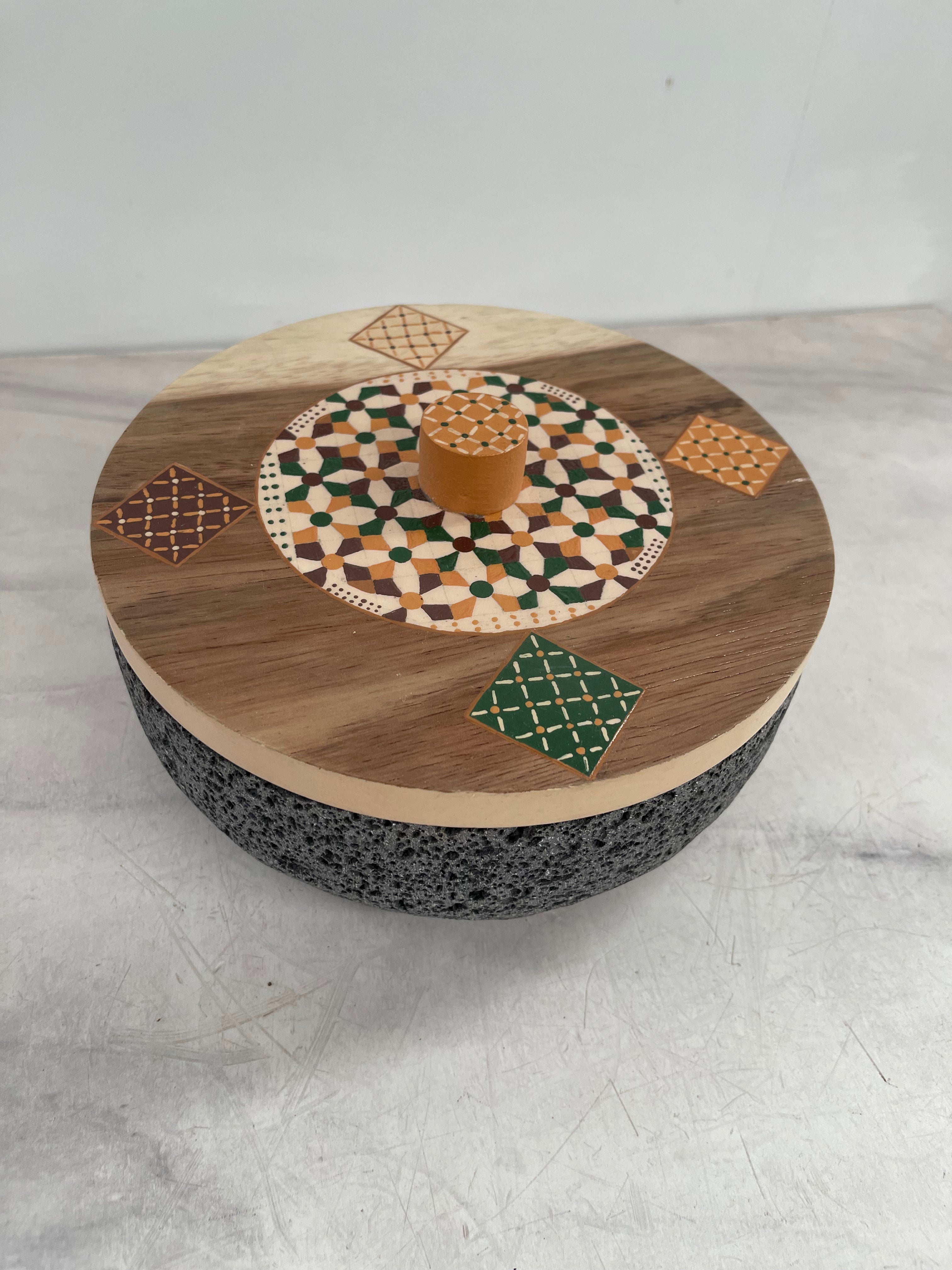Tortillero De Piedra Volcánica Con Tapa de Madera de Parota Pintada a Mano - Tlahuanoni (Modelo E)