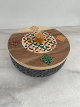 Cargar imagen en el visor de la galería, Tortillero De Piedra Volcánica Con Tapa de Madera de Parota Pintada a Mano - Tlahuanoni (Modelo E)