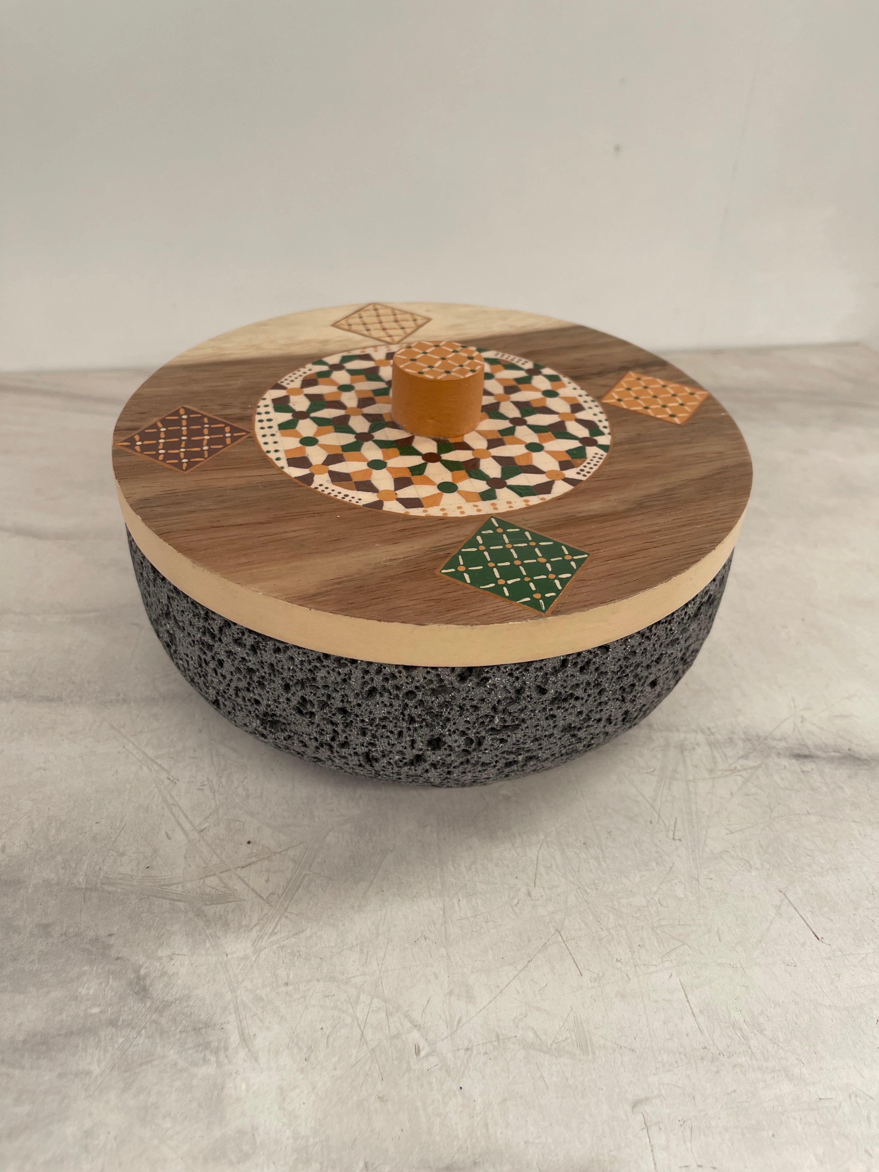 Tortillero De Piedra Volcánica Con Tapa de Madera de Parota Pintada a Mano - Tlahuanoni (Modelo E)