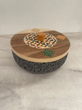 Cargar imagen en el visor de la galería, Tortillero De Piedra Volcánica Con Tapa de Madera de Parota Pintada a Mano - Tlahuanoni (Modelo E)