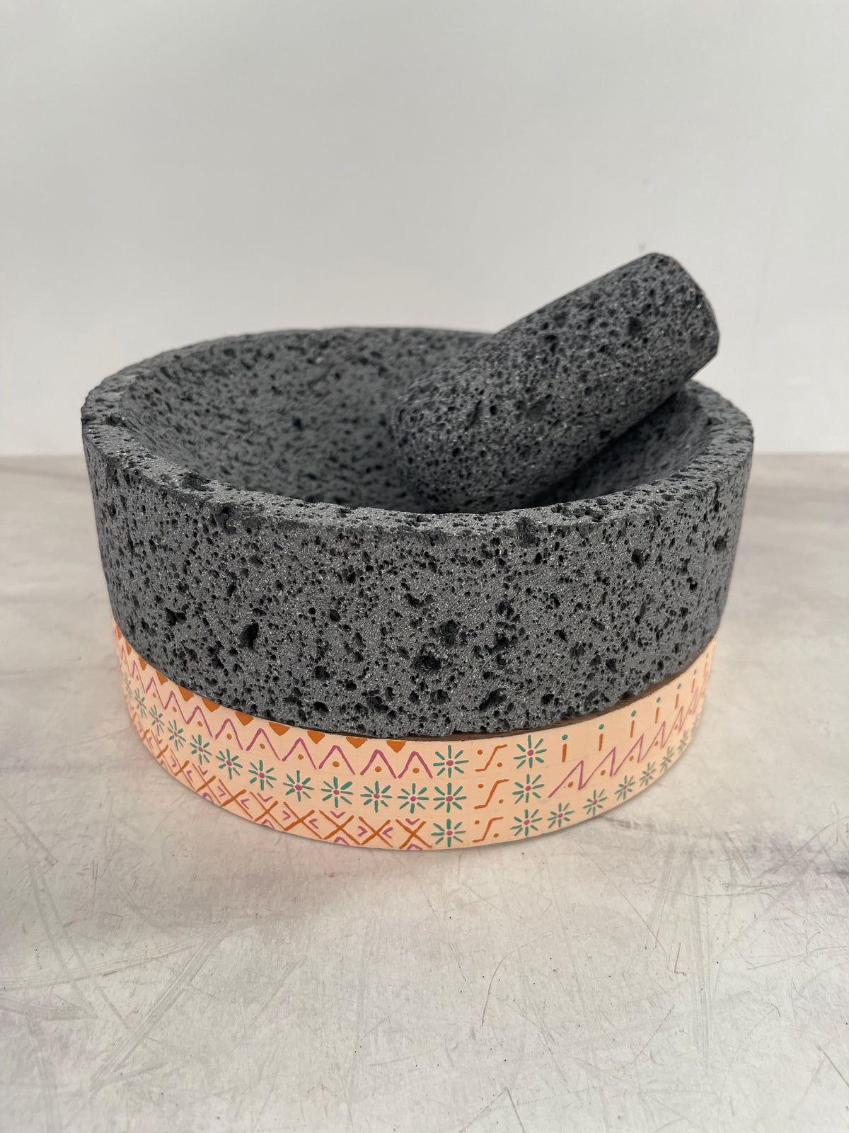 Molcajete de Piedra Volcánica con Base Pintada a Mano (Grande) - Calli 8" (Modelo B)