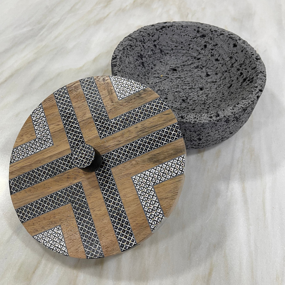 Tortillero De Piedra Volcánica Con Tapa de Madera de Parota Pintada a Mano - Tlahuanoni (Modelo E)