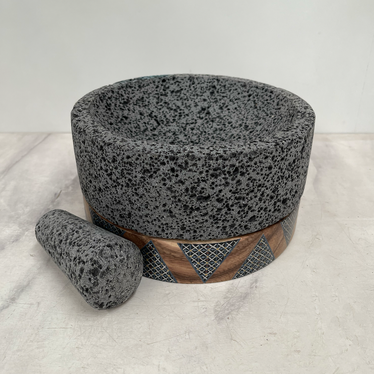 Molcajete de Piedra Volcánica con Base Pintada a Mano (Grande) - Calli 8" (Modelo E)