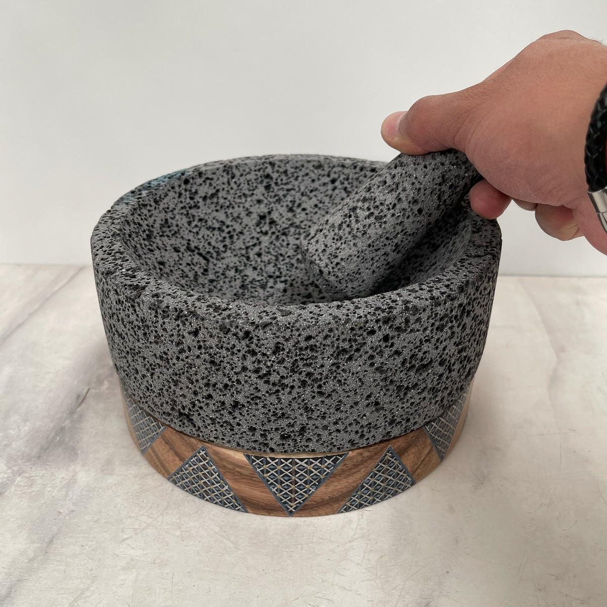 Molcajete de Piedra Volcánica con Base Pintada a Mano (Grande) - Calli 8" (Modelo E)
