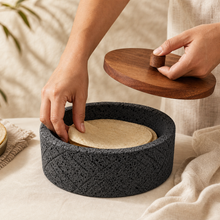 Cargar imagen en el visor de la galería, Tortillero De Piedra Volcánica Rayado Con Tapa de Madera de Parota - Xomolli
