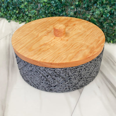 Remate- Tortillero De Piedra Volcánica Rayado Con Tapa de Madera de Pino - Xomolli