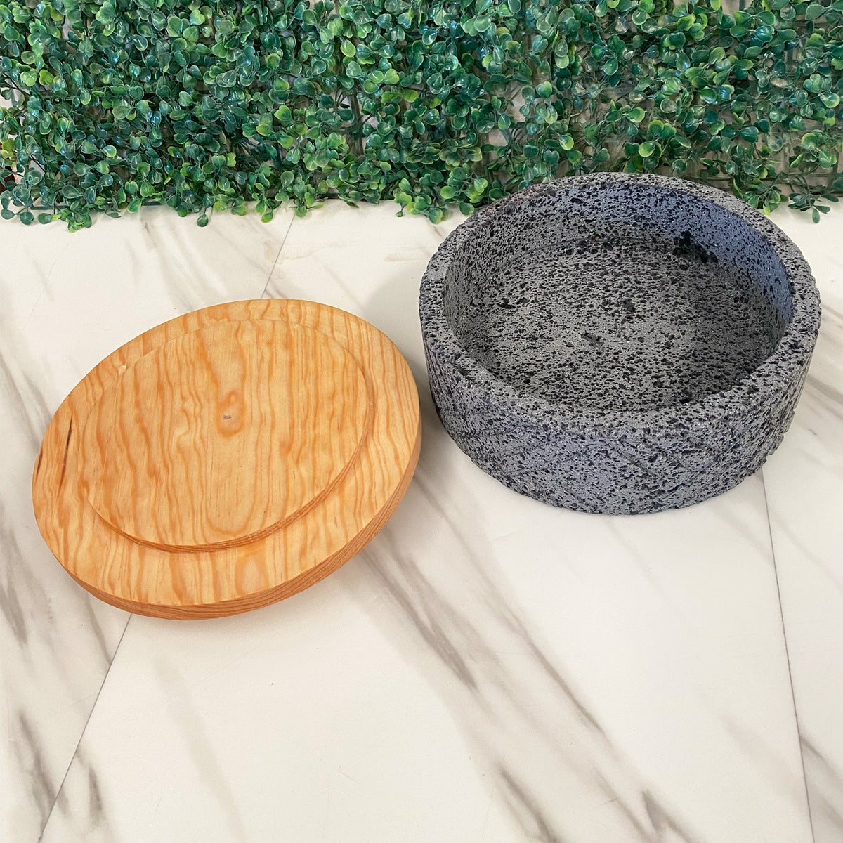 Remate- Tortillero De Piedra Volcánica Rayado Con Tapa de Madera de Pino - Xomolli