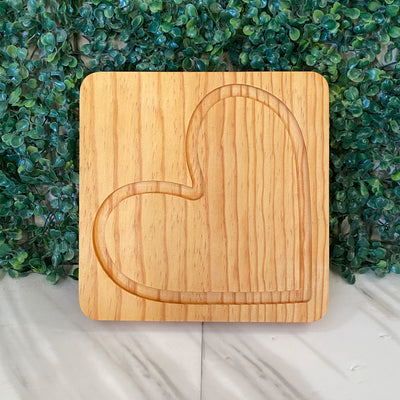 Tabla de pino 20x20 cm con ranura de corazón