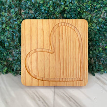Cargar imagen en el visor de la galería, Tabla de pino 20x20 cm con ranura de corazón

