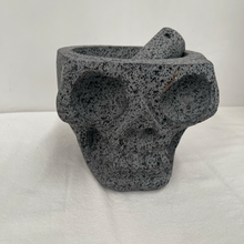 Cargar imagen en el visor de la galería, Molcajete en Forma de Cráneo de Piedra Volcánica Modelo 2
