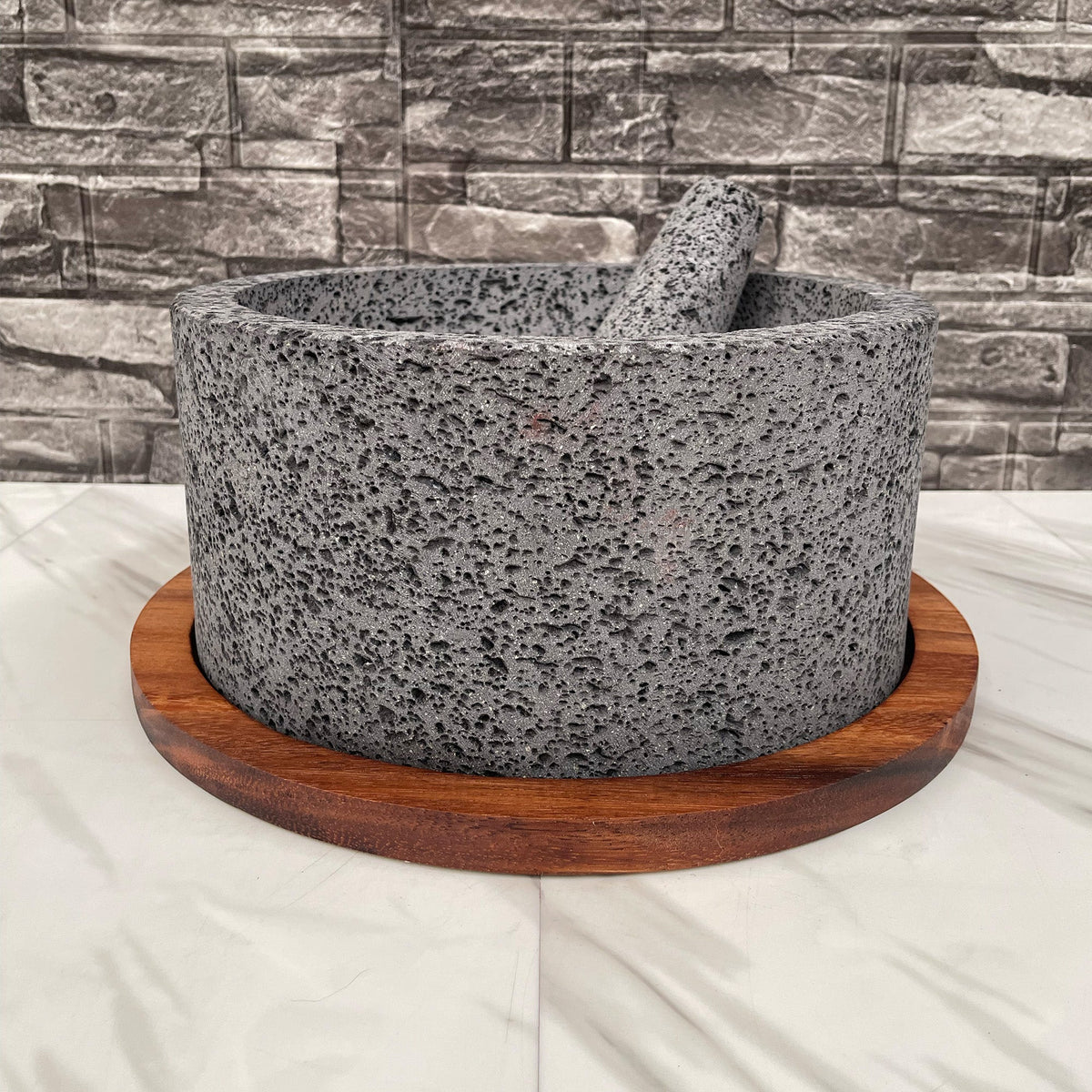 Molcajete Calli de Piedra Volcánica con Base Y Tapa De Madera de Parota (8 Litros)