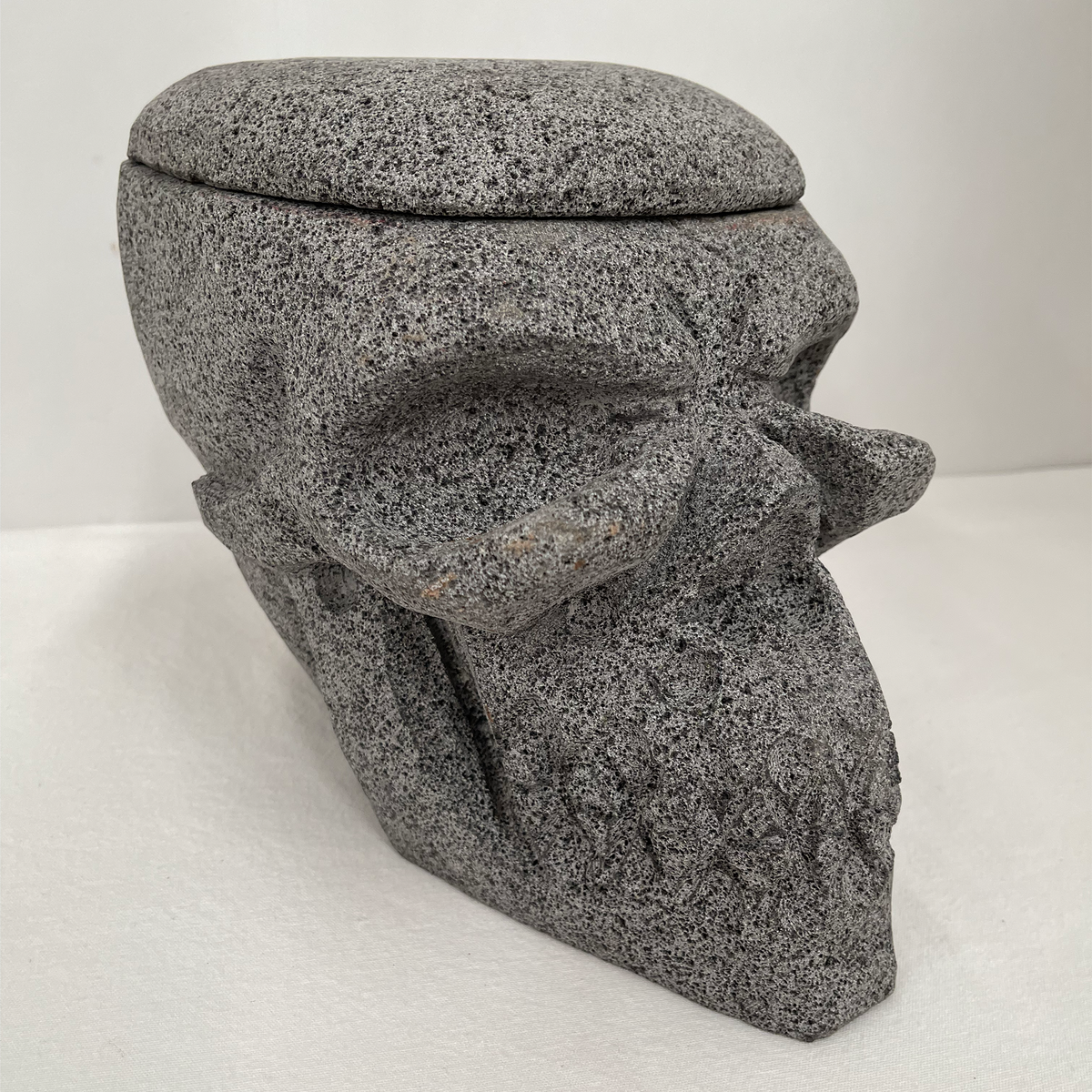 Molcajete en Forma de Cráneo de Piedra Volcánica