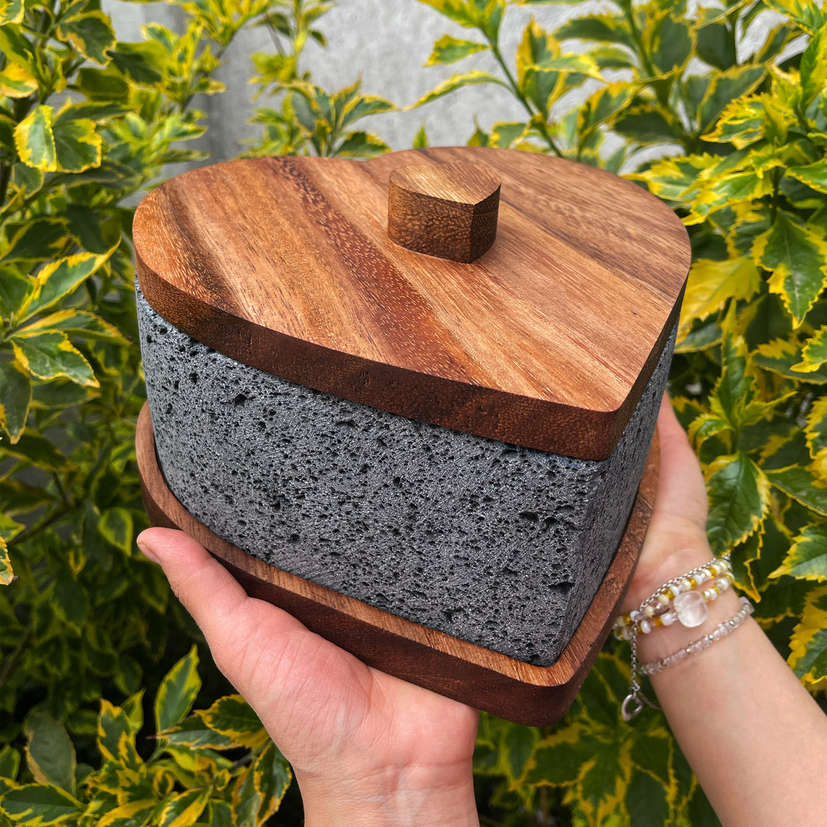 Remate- Molcajete en Forma de Corazón de Piedra Volcanica