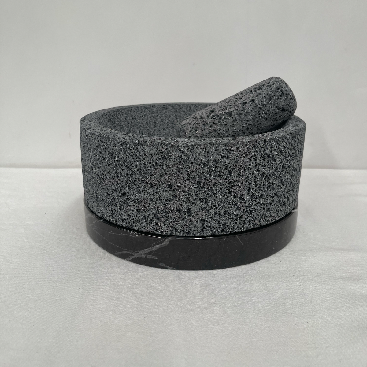 Molcajete Calli de Piedra Volcánica con Base de Mármol