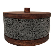 Cargar imagen en el visor de la galería, Molcajete de Piedra Volcánica con Base y Tapa - Calli 8&quot;
