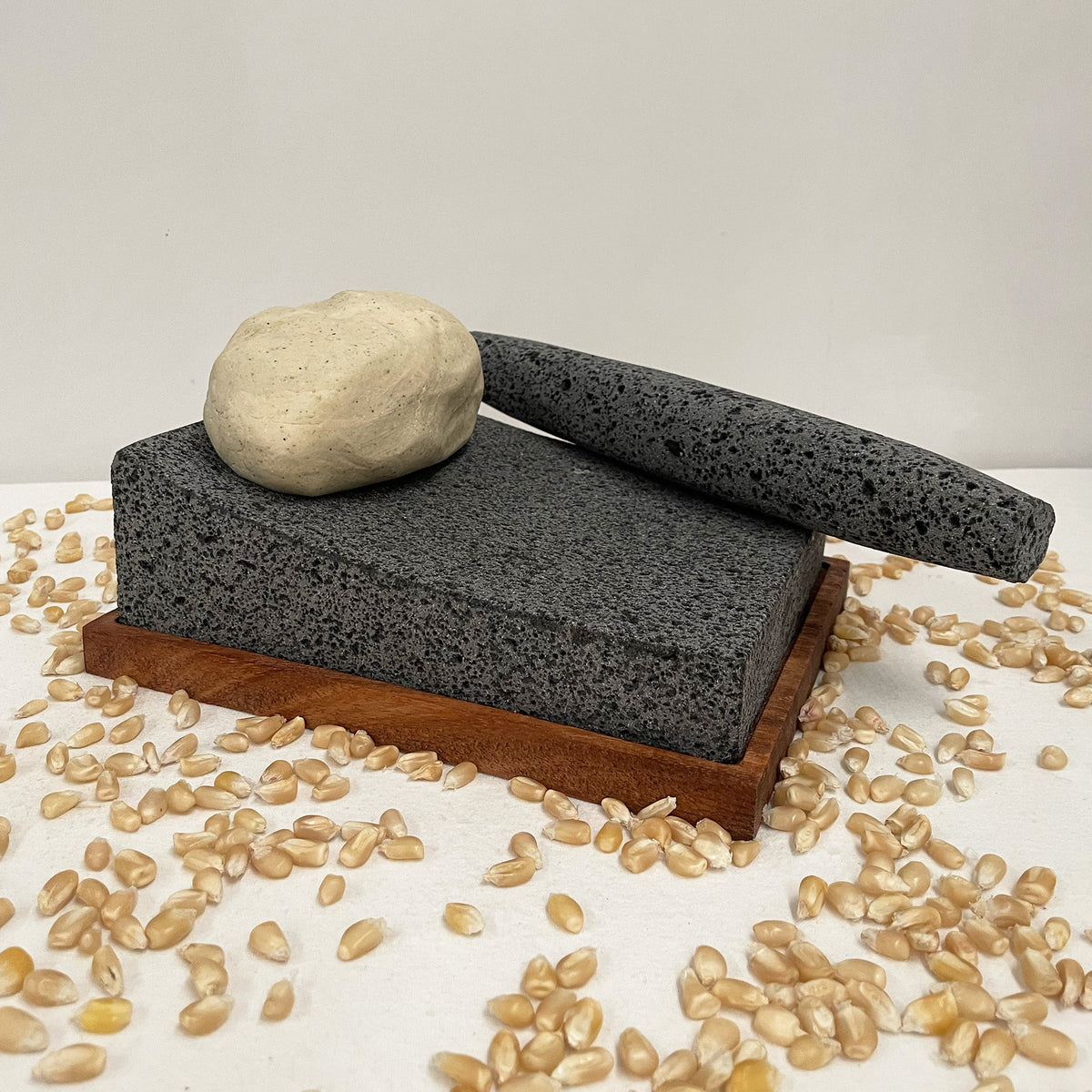 Metate de Piedra Volcánica con Metlapil y Base de Parota