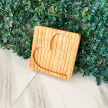Cargar imagen en el visor de la galería, Tabla mini de 10x10 cm con resaque de corazón
