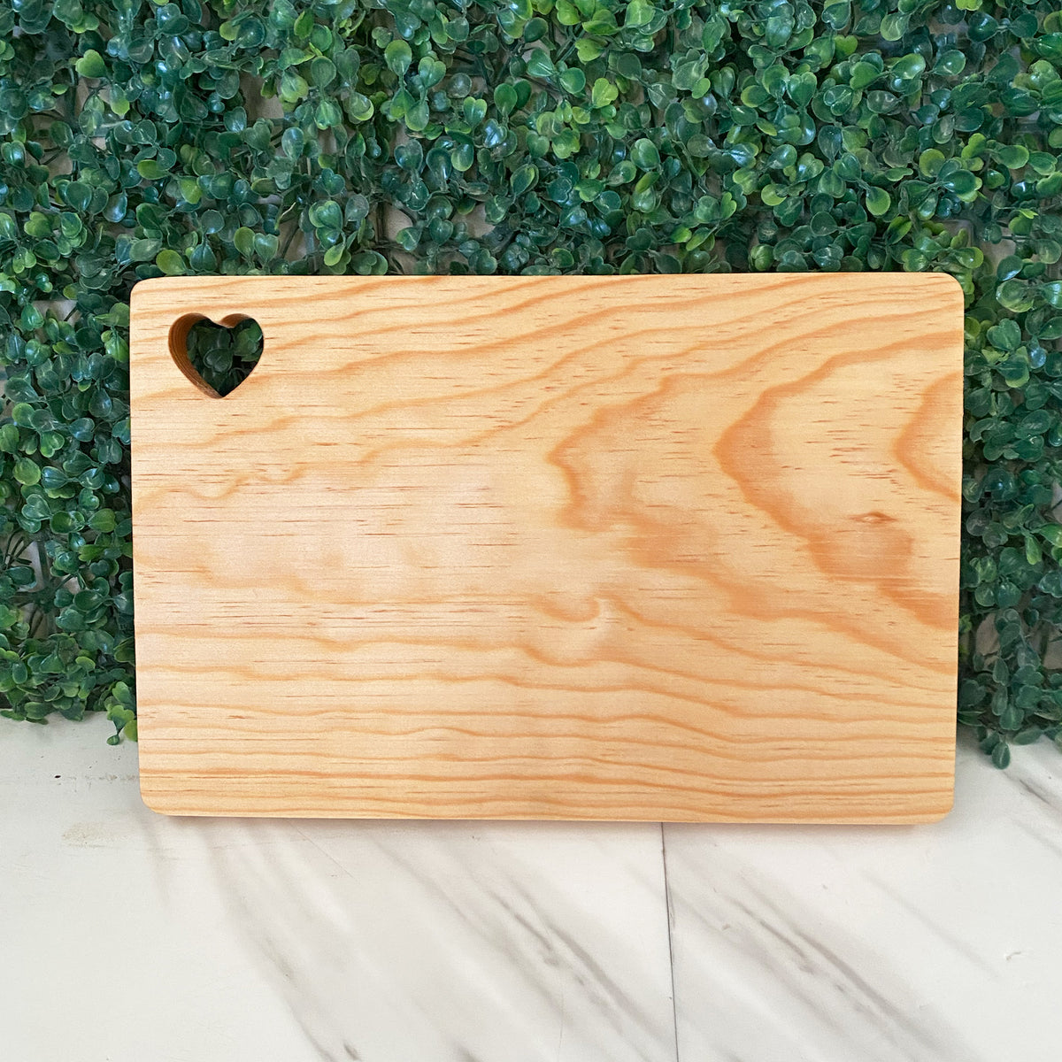Tabla de pino con ranura de corazón