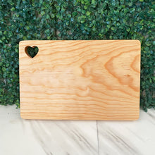 Cargar imagen en el visor de la galería, Tabla de pino con ranura de corazón
