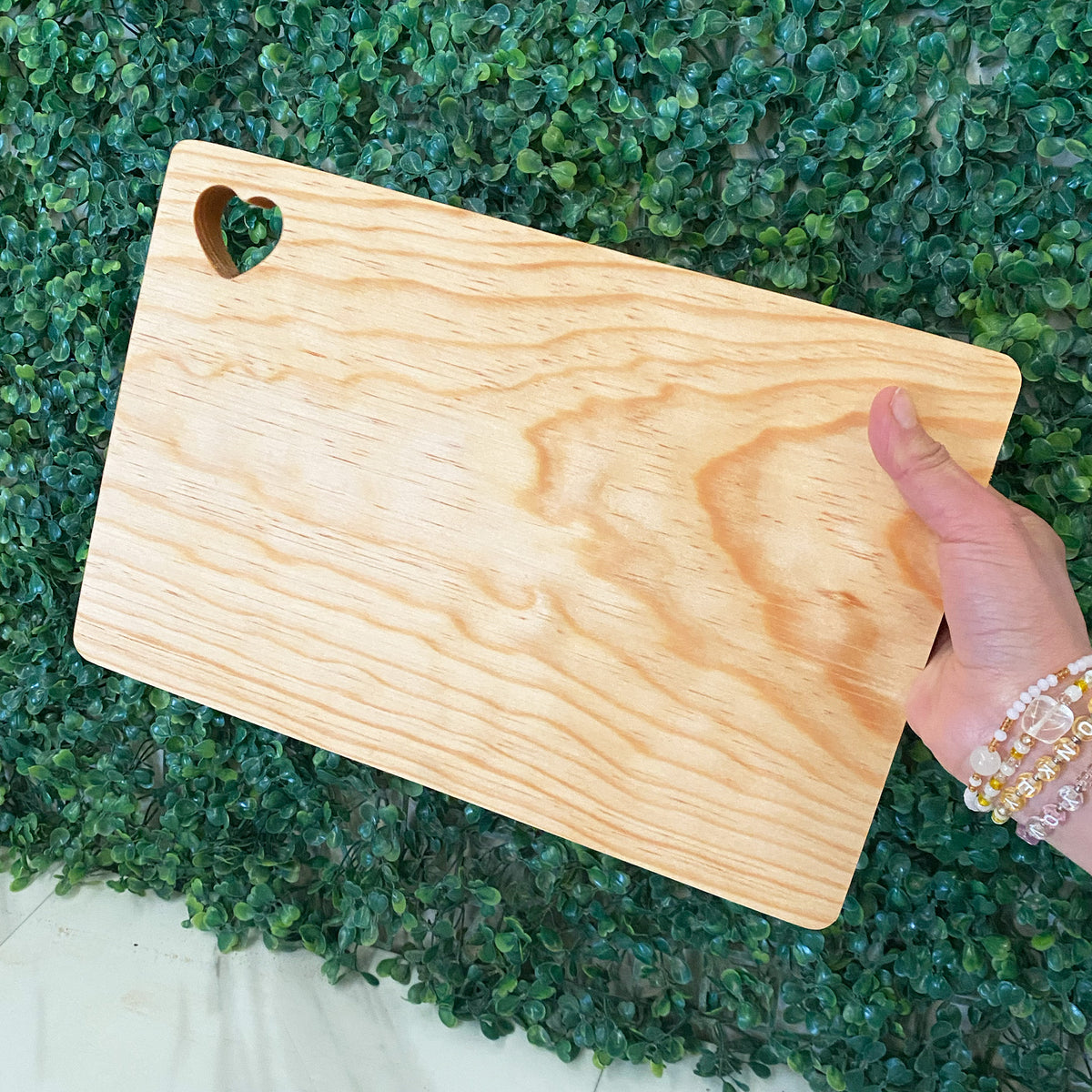 Tabla de pino con ranura de corazón