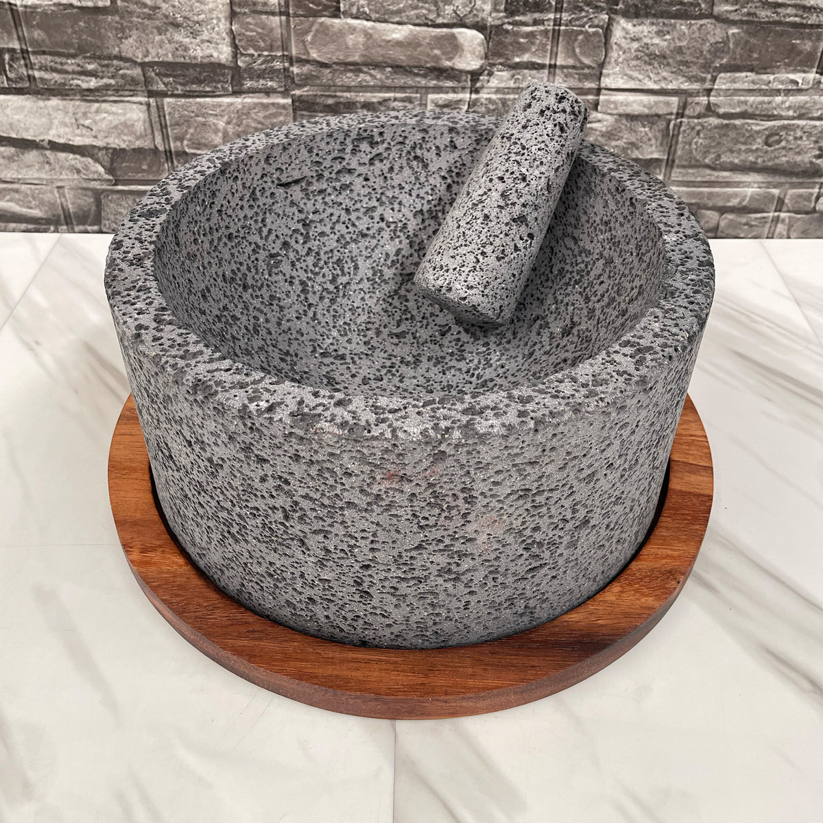 Molcajete Calli de Piedra Volcánica con Base Y Tapa De Madera de Parota (4 Litros)