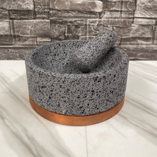 Cargar imagen en el visor de la galería, Molcajete de Piedra Volcánica con Base de Pino - Calli 8&quot;
