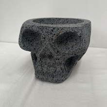 Cargar imagen en el visor de la galería, Molcajete en Forma de Cráneo de Piedra Volcánica Modelo 2
