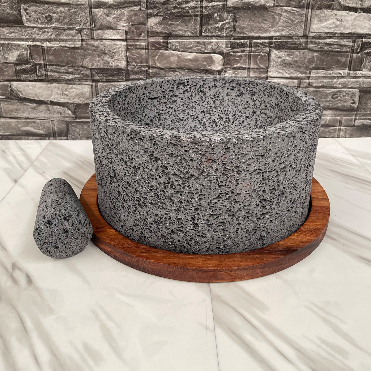 Molcajete Calli de Piedra Volcánica con Base Y Tapa De Madera de Parota (4 Litros)