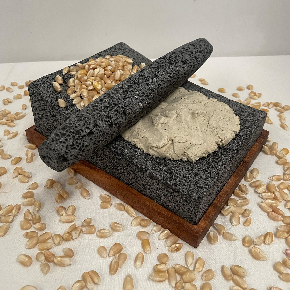 Metate de Piedra Volcánica con Metlapil y Base de Parota