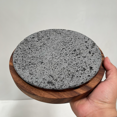 Plato de Piedra Volcánica Circular con Base
