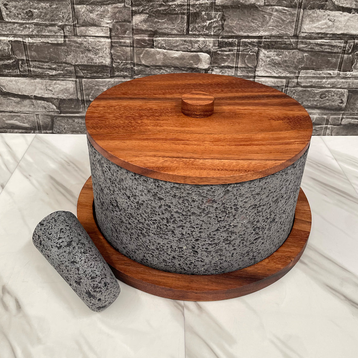 Molcajete Calli de Piedra Volcánica con Base Y Tapa De Madera de Parota (4 Litros)