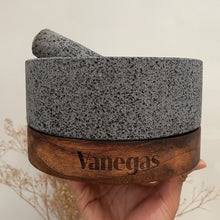 Cargar imagen en el visor de la galería, Remate - Molcajete de Piedra Volcánica con Base (Grande) - Calli 8"
