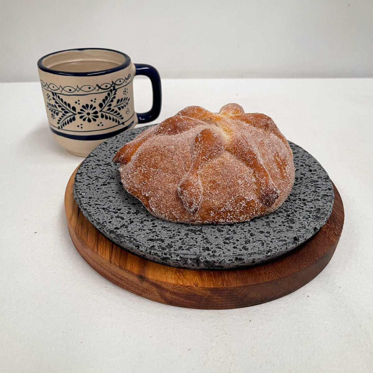 Plato de Piedra Volcánica Circular con Base