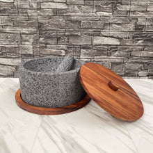 Cargar imagen en el visor de la galería, Molcajete Calli de Piedra Volcánica con Base Y Tapa De Madera de Parota (4 Litros)
