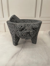 Cargar imagen en el visor de la galería, Molcajete de Piedra Volcánica de Cochinito
