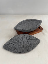 Cargar imagen en el visor de la galería, Molcajete de Piedra Volcánica en Forma de Balón
