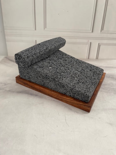 Metate de Piedra Volcánica con Metlapil y Base de Parota