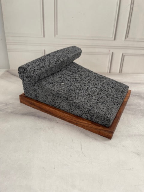 Metate de Piedra Volcánica con Metlapil y Base de Parota