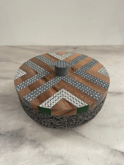 Tortillero De Piedra Volcánica Con Tapa de Madera de Parota Pintada a Mano - Tlahuanoni (Modelo A)