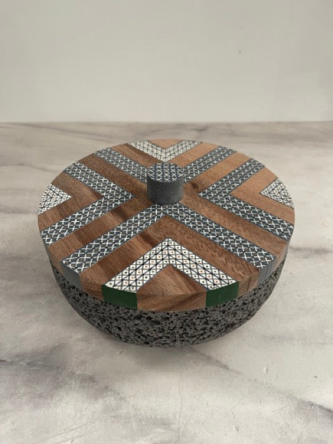 Tortillero De Piedra Volcánica Con Tapa de Madera de Parota Pintada a Mano - Tlahuanoni (Modelo A)