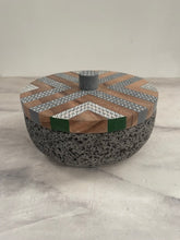 Cargar imagen en el visor de la galería, Tortillero De Piedra Volcánica Con Tapa de Madera de Parota Pintada a Mano - Tlahuanoni (Modelo A)
